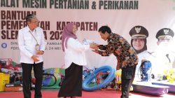 Bupati sleman menyerahkan bantuan hibah alat pertanian secara simbolis. Foto: Isal