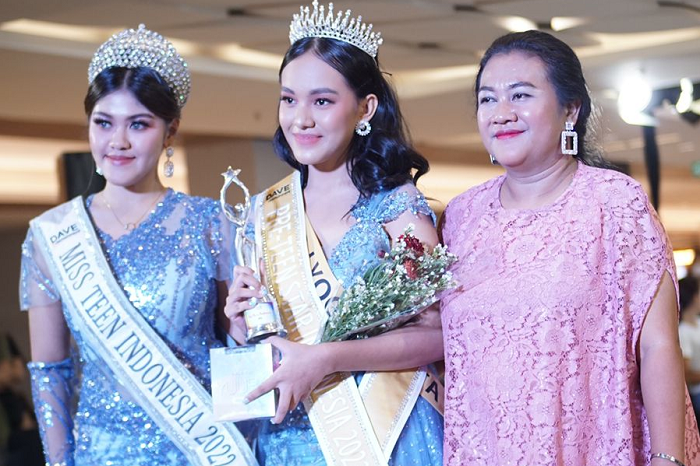 Kiran (tengah) saat dinobatkan menjadi Miss Teen Indonesia 2023 didampingi ibunda dan Miss Teen 2022. Foto: doc/pri