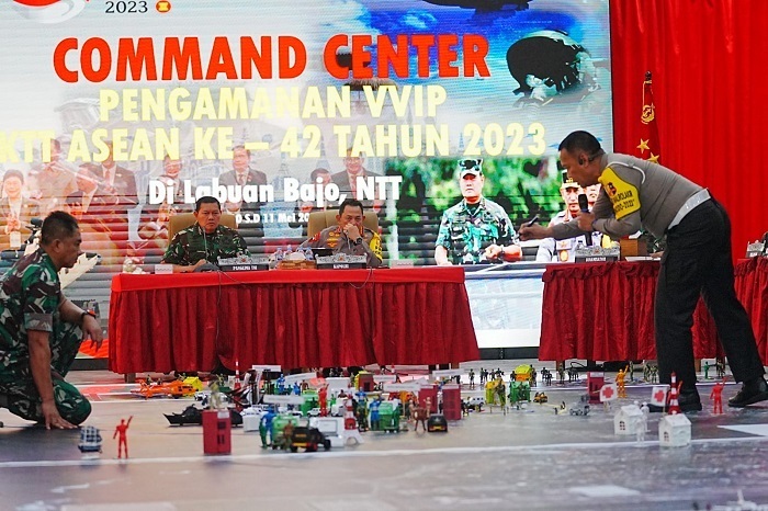 Panglima TNI Laksamana Yudo Margono dan Kapolri Jenderal Listyo Sigit Prabowo saat gelar pasukan pengamanan KTT ASEAN di Labuan Bajo NTT. Foto: doc/polri
