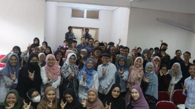 Mahasiwa Prodi Studi Agama Agama FUPI UIN SUKA bersama dekan dan pemateri kuliah umum, Senin (05/06/2023). Foto: Fafa