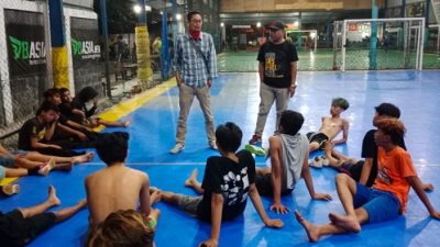 Anggota DPRD Kota Yogyakarta, Antonius Fokki Ardiyanto saat memberikan arahan kepada klub Futsal pemuda Umbulharjo. Foto: ist