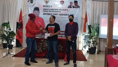 Anggota DPRD Kota Yogyakarta Fraksi PDI Perjuangan, Antonius Fokki Ardiyanto S.IP (kanan) didampingi pengurus Repdem Kota Yogyakarta saat melaksanakan reses dewan. Foto: Fafa