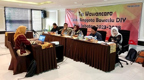 Tim Seleksi Calon Anggota Bawaslu DIY saat melaksanakan tes wawancara. Foto: Fafa