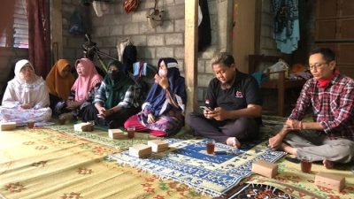 Anggota DPRD Kota Yogyakarta, Antonius Fokki Ardiyanto S.IP saat sosialisasikan hak rakyat di bidang kesehatan dan pendidikan, di wilayah Kemantren Kota Gede, Senin (10/07/2023). Foto: Isal