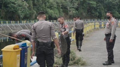 Personel Polda DIY bersih-bersih sampah serentak bersama Polri. Foto: Ist