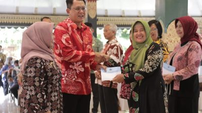 Wabub Sleman, Danang Maharsa menyerahkan Tali asih dari Korpri sleman kepada PNS Purna Tugas. Doc/humas