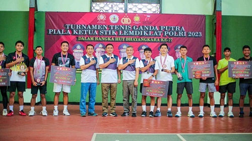 Para Juara Turnamen Tennis Ganda Putra Piala Ketua STIK Lemdiklat Polri. Foto: Doc/STIK