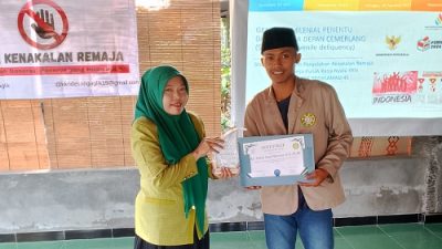 RR. Putri Ana Nurani, S.S.,M.M menerima kenang-kenangan seusai mengisi materi Penyuluhan Kenakalan Remaja yang diselenggarakan mahasiswa KKNT kelompok 19 UP 45 di Dusun Ngaglik, Caturharjo, Sleman. Foto: ist