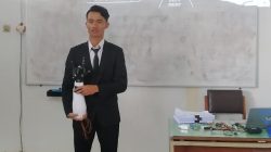 Mahasiswa Universitas Proklamasi 45 Yogyakarta (UP45) Ricky Sitohang dengan robot lengan yang dikembangkannya. Foto: Ist/Up45