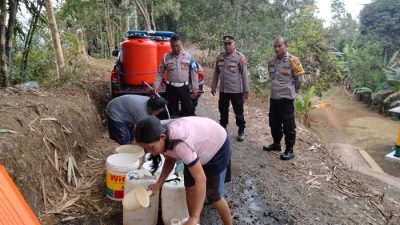 Polsek Mrebet menyalurkan bantuan air bersih untuk desa yang mengalami kekeringan. Air bersih disalurkan untuk warga di Desa Sindang, Kecamatan Mrebet, pada Jumat (15/09/2023) sore kemarin. Foto: Tarno
