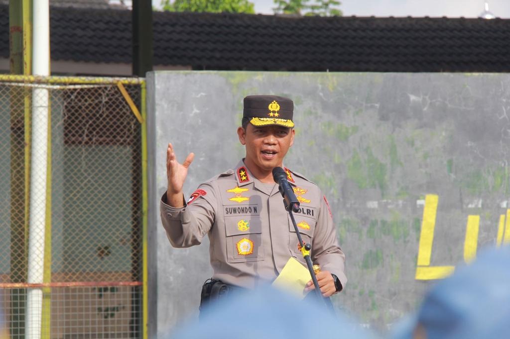 Kapolda DIY, Irjen Pol Suwondo Nainggolan, saat menjadi Pembina upacara bendera di SMA N 8 Yogyakarta Senin (18/9/2023) kemarin. Foto: ist