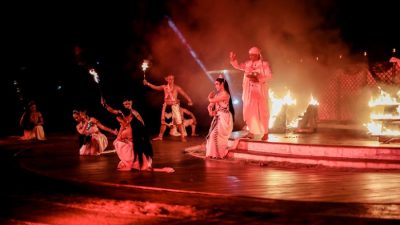 Teater dan Pentas Ramayana Prambanan menyajikan pertunjukan seni tradisi baru berjudul “Shinta Obong” di area Prambanan Riverfront, Jumat (29/9/2023). Foto: Ist