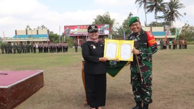 Bupati Sleman, Kustini Sri Purnomo dan Komandan Kodim 0732, Letkol (Arm) Danny Arianto Pardamean Girsang saat pembukaan TMMD Sengkuyung Tahap III TA 2023 di Desa Sidokarto Kapanewon Godean Sleman, Rabu (20/9/2023)