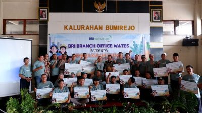 24 Perwakilan Kalurahan penerima bantuan bibit dalam program BRI Menanam 2023 yang diselenggarakan BRI Wates berfoto bersama. Foto: Jon