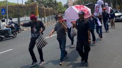 Gerakan Rakyat Yogyakarta Melawan Politik Dinasti Jokowi menggelar aksi unjuk Rasa, di kawasan perempatan UIN Sunan Kalijaga Yogyakarta, Senin (22/10/2023). Foto: sal