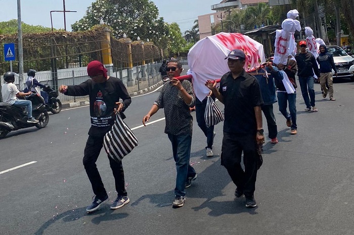 Gerakan Rakyat Yogyakarta Melawan Politik Dinasti Jokowi menggelar aksi unjuk Rasa, di kawasan perempatan UIN Sunan Kalijaga Yogyakarta, Senin (22/10/2023). Foto: sal