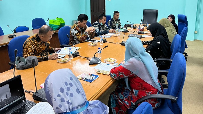 Tim Peneliti UIN Salatiga dengan ketua Dr. Mochlasin, M.Ag dan anggota Prof, Dr. Benny Ridwan, M.Hum., Prof. Dr. Phil. Widiyanto, M.Ag., M.A. dan Dr. Anton Bawono, s.e., M.Si. mempresentasikan proposal penelitian di hadapan dosen UIS, di UIN Salatiga, Senin (2/10/2023) kemarin. Foto: ist