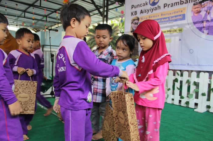 Siswa KB Aisyiyah Prambanan berbagi alat tulis dan APE untuk teman-temannya dari lembaga lain pada puncak acara P5, Sabtu (25/11/2023). Foto: Fafa