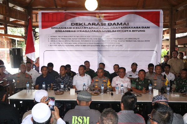 Deklarasi damai elemen masyarakat Bitung, Sulut, pasca bentrok. Foto: Ist