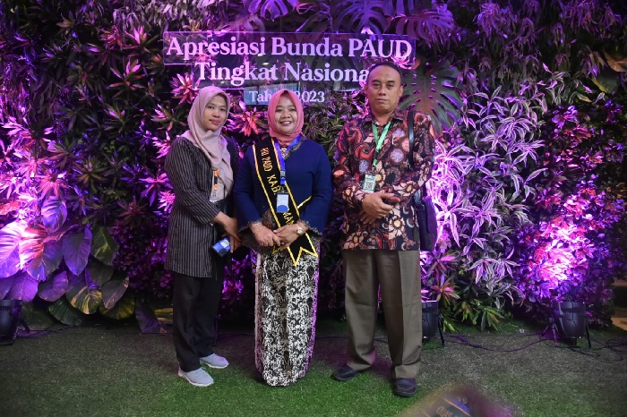 Bupati Sleman didampingi kepala dinas pendidikan saat menerima penghargaan apresiasi bunda PAUD Nasional. Foto: ist