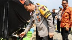 Kapolda Jawa Tengah Irjen Pol. Drs. Ahmad Luthfi saat memberikan bantuan sumur bor untuk warga di Pekalongan. Foto: Ist