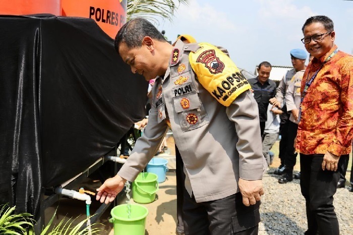 Kapolda Jawa Tengah Irjen Pol. Drs. Ahmad Luthfi saat memberikan bantuan sumur bor untuk warga di Pekalongan. Foto: Ist