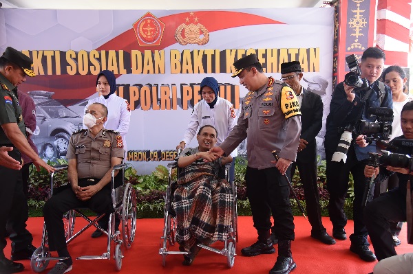 Kapolri Jenderal Polisi Drs. Listyo Sigit Prabowo dan Panglima TNI Jenderal Agus Subiyanto memberikan bantuan kesehatan serta bantuan sosial kepada masyarakat di Maluku. Foto:Ist