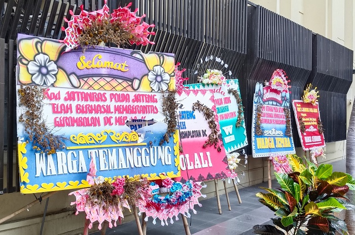 Karangan bunga apresiasi masyarakat atas suksesnya polda jateng tangani DC meresahkan. Foto: Ist