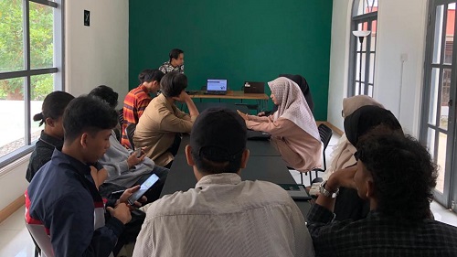 Acara Workshop Jurnalistik Tim IMPACT Fakultas Ushuluddin UIN Sunan Kalijaga dengan pemateri wartawan senior, Jafarudin. Foto: Sahal Mahbub/Tim IMPACT