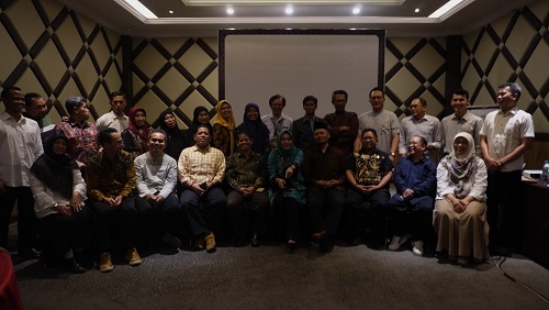 Dekan Fakultas Ushuluddin bersama Kepala Prodi, Sekprodi, dan Tenaga Kependidikan atau TU peserta workshop. Manajemen Kelembagaan. Foto: Ist