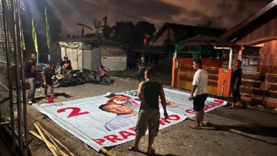 Warga di Padukuhan Nogotirto, Gamping, Sleman, DIY, rela bantingan (swadaya) untuk pengadaan APK pasangan Prabowo-Gibran. Foto: Ist
