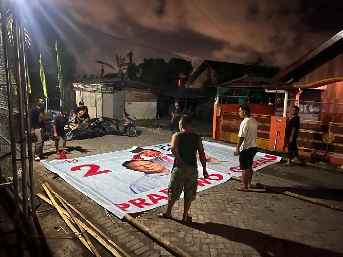 Warga di Padukuhan Nogotirto, Gamping, Sleman, DIY, rela bantingan (swadaya) untuk pengadaan APK pasangan Prabowo-Gibran. Foto: Ist