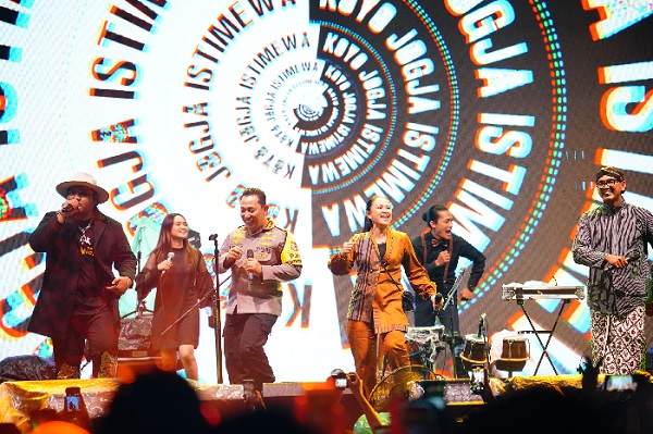 JOGET: Kapolri Jenderal Listyo Sigit Prabowo berjoget bersama Ndarboy Genk saat acara Jogja Asik. Foto: Ist