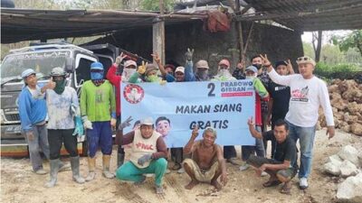 Kampanye simpatik DPD Sedulur Jokowi DIY menangkan Paslon 02 dengan bagikan makan siang gratis di Gunungkidul. Foto: its