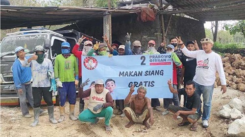 Kampanye simpatik DPD Sedulur Jokowi DIY menangkan Paslon 02 dengan bagikan makan siang gratis di Gunungkidul. Foto: its