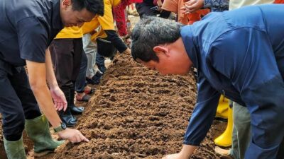 RM Gustilantika Marrel Suryokusumo (kiri) dan Direktur Biomassa PLN EPI Antonius Aris S melakukan tanam perdana bawang merah di lahan Lumbung Mataram Kedungpoh Kapanewon Nglipar, Gunung Kidul, DIY (ist)