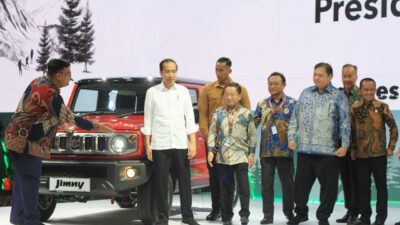Presiden Joko Widodo saat mengunjungi Booth Suzuki