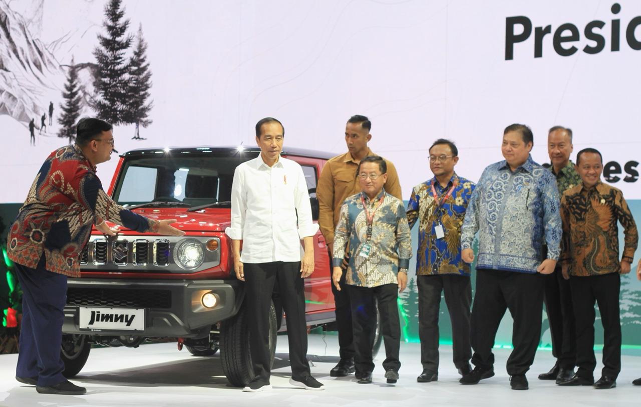 Presiden Joko Widodo saat mengunjungi Booth Suzuki