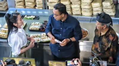 Anies Baswedan saat mencicipi kuliner khas semarang Lunpia Cik Me Me didampingi pemiliknya Bathi Mulyono di dapur LCM. Foto: ist