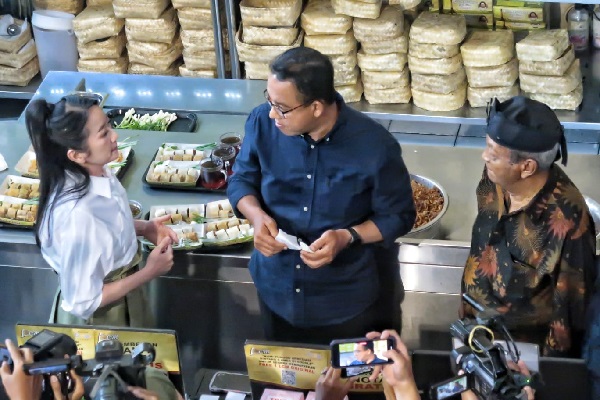 Anies Baswedan saat mencicipi kuliner khas semarang Lunpia Cik Me Me didampingi pemiliknya Bathi Mulyono di dapur LCM. Foto: ist