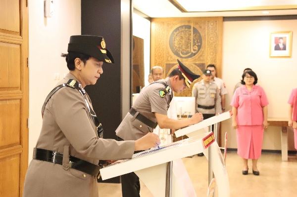 Sertijab Kabiddokkes yang dipimpin langsung oleh Kapolda Irjen Pol Ahmad Luthfi di ruang kerjanya pada hari Selasa, (20/2/2024) pagi. Foto: Ist