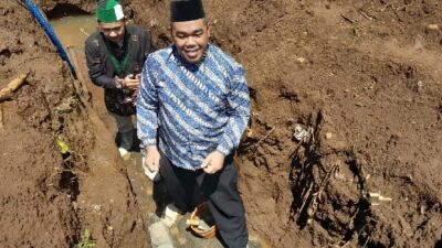 Korpres MD KAHMI Banyumas, Priyanto didampingi pengurus HMI Cabang Purwokerto melakukan peletakan batu pertama gedung ITC dan Kantor KAHMI Banyumas. Foto: Ist