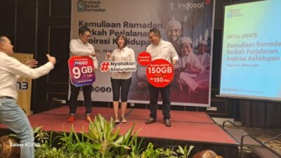 (ki-ka): Yose Navirianto - Head of Technology Circle Java IOH, Elny Widjaja - Head of Circle Java IOH, dan Soejanto Prasetya - Head of Region Central Java IOH berfoto bersama dalam acara Media Update Indosat Berkah Ramadan di Yogyakarta, hari ini (28/03/2024).