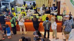 Lunpia Cik Meme dibanjiri pelanggan yang diberi kejutan "Gebyar 1 Dekade LCM". Foto: Ist