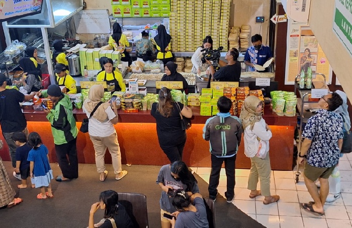 Lunpia Cik Meme dibanjiri pelanggan yang diberi kejutan "Gebyar 1 Dekade LCM". Foto: Ist