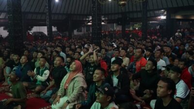 Suasana meriah acara Nobar babak perempat final Piala Asia U-23 antara Timnas Indonesia vs Korea Selatan (26/04/24) di Pendopo Kabupaten Purbalingga. Foto: Ist