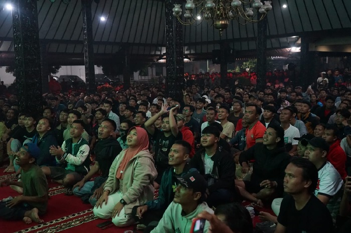 Suasana meriah acara Nobar babak perempat final Piala Asia U-23 antara Timnas Indonesia vs Korea Selatan (26/04/24) di Pendopo Kabupaten Purbalingga. Foto: Ist