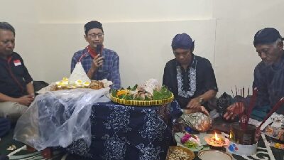 Antonius Fokki Ardiyanto saat menghadiri doa bersama di Roemah Revolusi, Rabu (01/05/2024) malam. Foto: Fafa