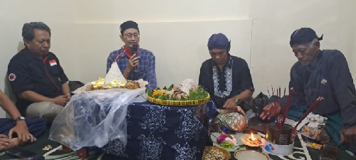Antonius Fokki Ardiyanto saat menghadiri doa bersama di Roemah Revolusi, Rabu (01/05/2024) malam. Foto: Fafa