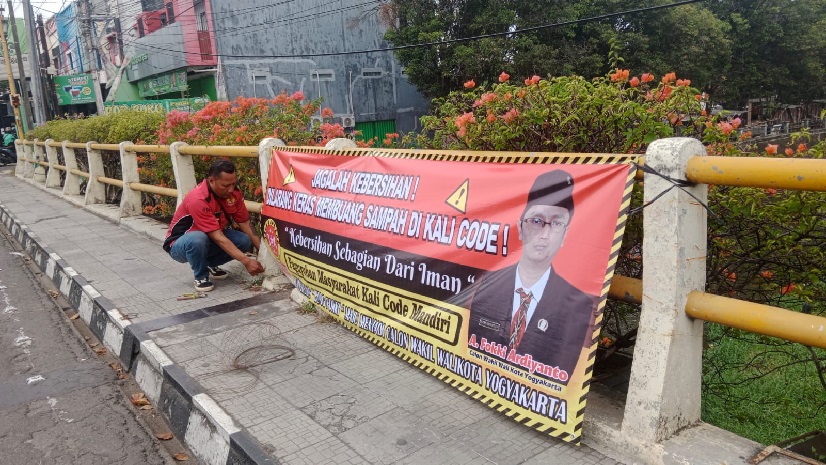 Paguyuban Kali Code Mandiri dan Komunitas Jaga Kandang memasang spanduk yang memampang Foto Fokki beserta logo komunitas, di Jembatan tungkak, Jalan Kolonel Sugiyono, Brontokusuman, Mergangsan, Yogyakarta pada Kamis (23/05/2024). Foto: Ist